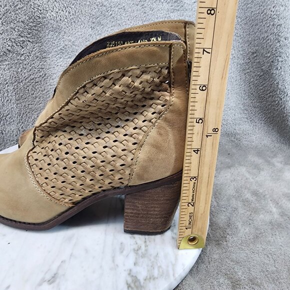 Diba True Shoes Womens Size 7.5 Brown Leather Ankle Boots - Picture 2 of 12